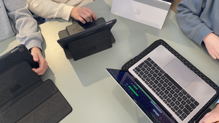 Elever arbejder med computergenererede billeder