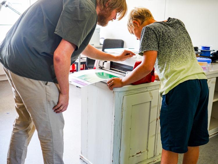 Christian og barn i SKAB1 makerspace