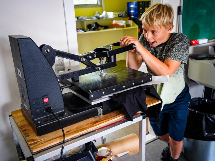 Barn arbejder med maskine i SKAB1 makerspace