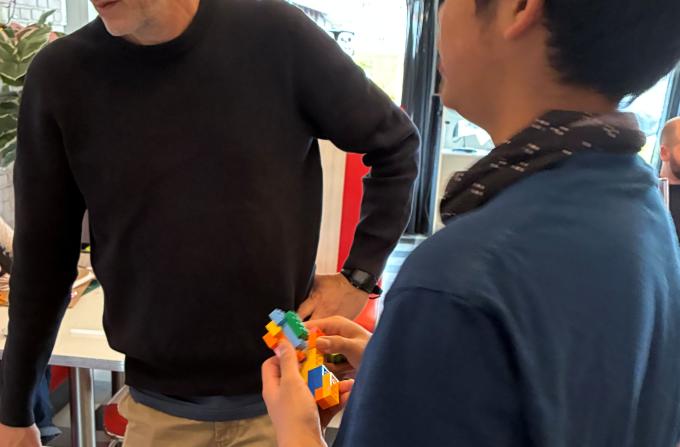 Lærer Klaus Støvring guider elev igennem designprocessen