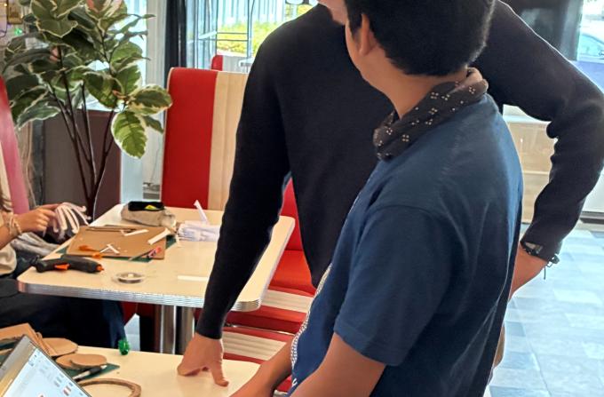 Lærer Klaus Støvring guider elev igennem designprocessen