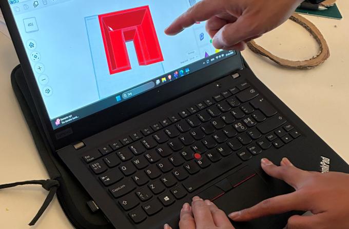 Lærer Klaus Støvring guider elev igennem designprocessen