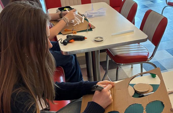 8. klasses eleverne fra Ravnholm Skole designer deres egne lamper