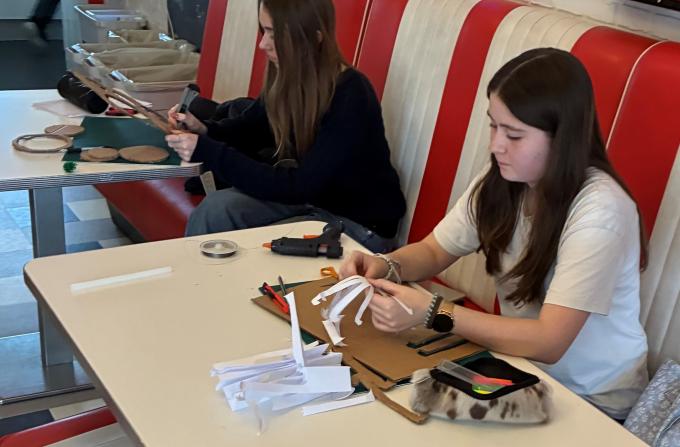 8. klasses eleverne fra Ravnholm Skole designer deres egne lamper