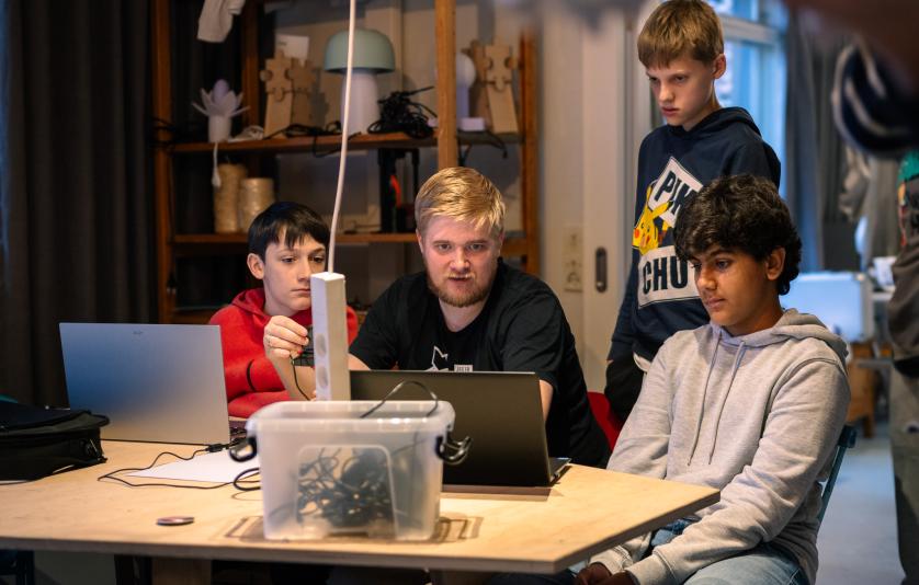 Christian med elever i Makerspace